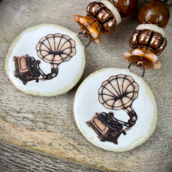 Musical ceramic charm earrings, vintage gramophone earrings, phonograph earrings - Picture 2 of 6